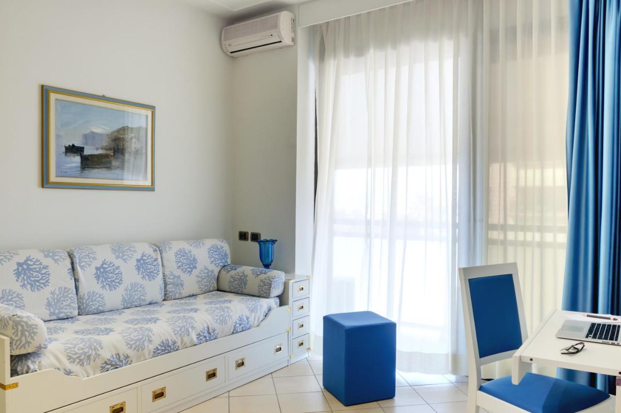 Hotel Caesar Residence & Spa ลิโด ดิ กามาโยเร ภายนอก รูปภาพ