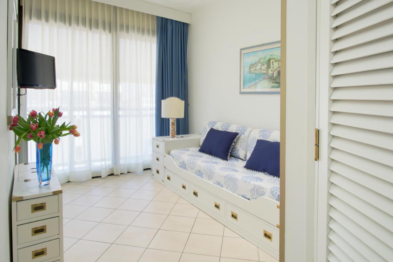 Hotel Caesar Residence & Spa ลิโด ดิ กามาโยเร ภายนอก รูปภาพ