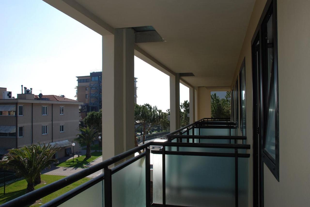 Hotel Caesar Residence & Spa ลิโด ดิ กามาโยเร ภายนอก รูปภาพ