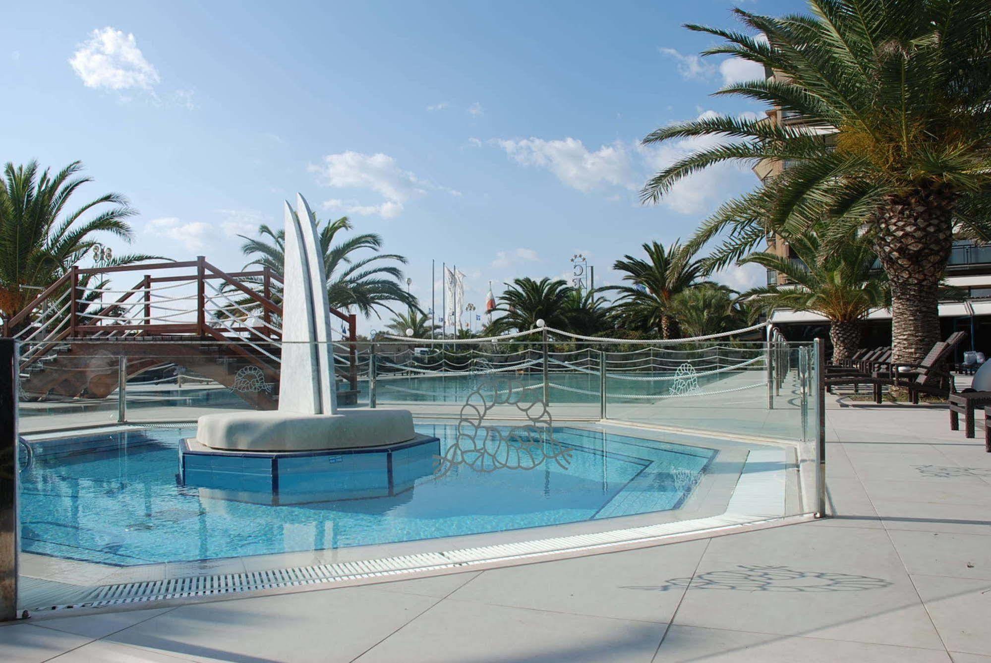 Hotel Caesar Residence & Spa ลิโด ดิ กามาโยเร ภายนอก รูปภาพ
