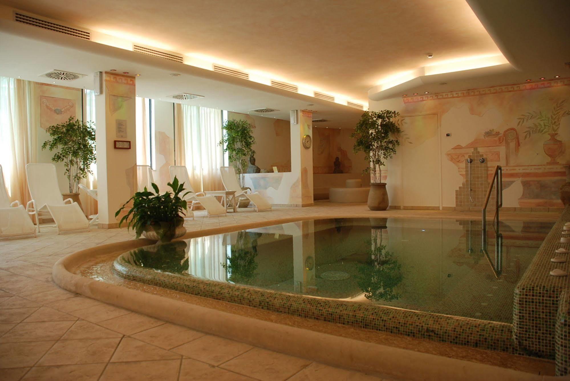 Hotel Caesar Residence & Spa ลิโด ดิ กามาโยเร ภายนอก รูปภาพ